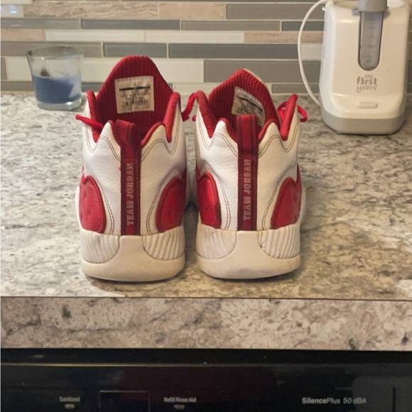 Size 9 Jordan sneakers red and white good condition released in 2016 - Picture 3 of 6